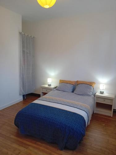 une chambre avec un lit avec deux tables et deux lampes dans l'établissement Maison 2 chambres, à Saint-Palais-sur-Mer