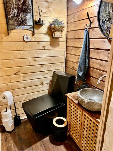 Ένα μπάνιο στο Bieszczadzka Osada Saunowisko w cenie jacuzzi na wyłączność, sauna basen