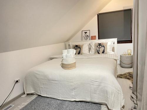 sypialnia z 2 łóżkami z białą pościelą w obiekcie Chalet Husky w mieście Şotrile