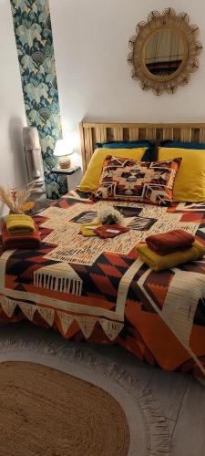 - une chambre avec un lit et une couette colorée dans l'établissement Le clos du poète, à Bourges