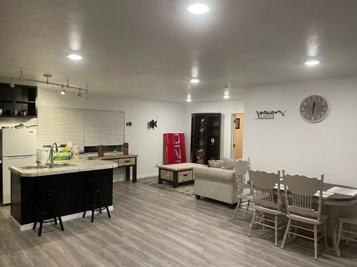 卡納布的住宿－Crazy Horse - APT 1，厨房以及带桌子和沙发的客厅。