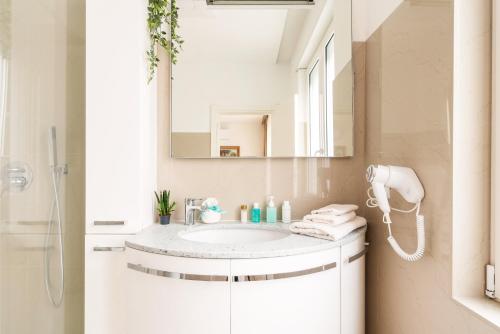 a bathroom with a sink and a mirror at Casa mia Milano Malpensa in Gallarate