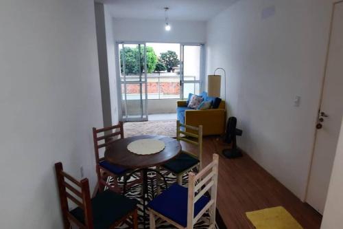 un comedor con mesa y sillas en una habitación en Apto 02 dormitórios emTatui, en Tatuí