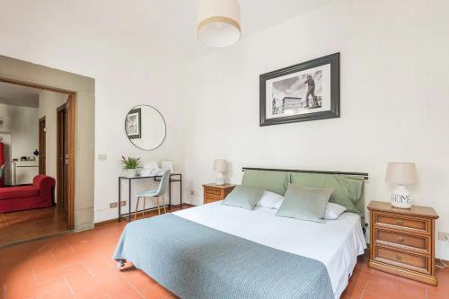 - une chambre avec un grand lit et une chaise rouge dans l'établissement Residenza degli Albizi, à Florence