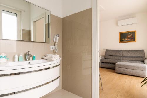 a bathroom with a sink and a mirror at Casa mia Milano Malpensa in Gallarate