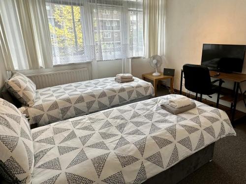 מיטה או מיטות בחדר ב-London City Apartment