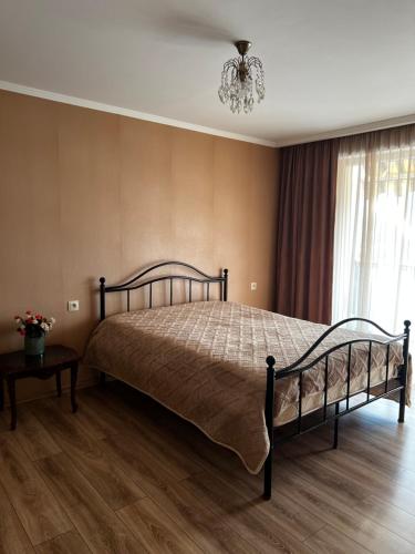 Schlafzimmer mit einem Bett und einem Kronleuchter in der Unterkunft Horizon Tbilisi in Tbilisi City