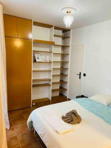 une chambre avec un lit avec une serviette dessus dans l'établissement Appartement Quartier Latin Paris 5 ème, à Paris