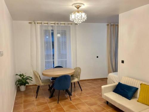 un salon avec une table et un canapé dans l'établissement Appartement Quartier Latin Paris 5 ème, à Paris