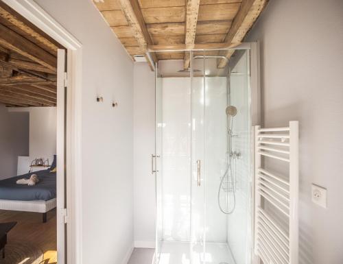 - une douche en verre dans une chambre avec un lit dans l'établissement Chez Suzanne 4 - Chambre Privée dans Maison de Ville - Confort - Hypercentre, à Troyes