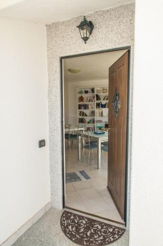 a door leading into a dining room with a table at B&B Le Fresie in Nuoro