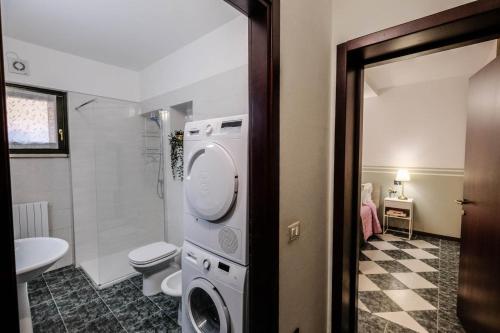 維羅納自由鎮的住宿－Secret Garden - Villafranca di Verona centro，一间带卫生间和洗衣机的浴室