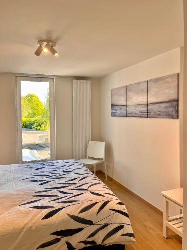 a bedroom with a bed and a window at Huyze Ter Vaete in Lo-Reninge