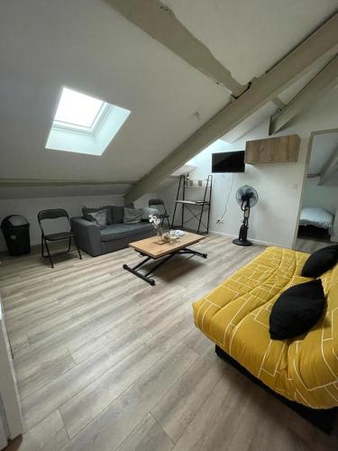 Zimmer mit einem Bett, einem Sofa und einem Tisch in der Unterkunft T2 Cosy - Terrasse - Proche du stade - 401 in Saint-Étienne