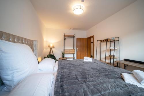 a bedroom with a large bed with white pillows at Krause: deine Wohlfühloase in Zentrum v. Bielefeld in Bielefeld