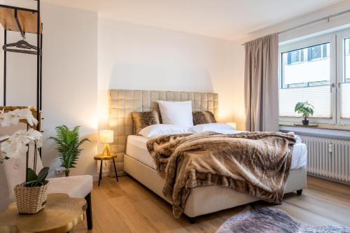 a bedroom with a bed and a large window at Krause: deine Wohlfühloase in Zentrum v. Bielefeld in Bielefeld