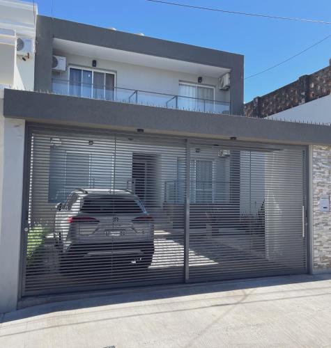 a garage with a car parked inside of it at Departamentos Fleming, luminosos p hasta 4 personas in Paraná