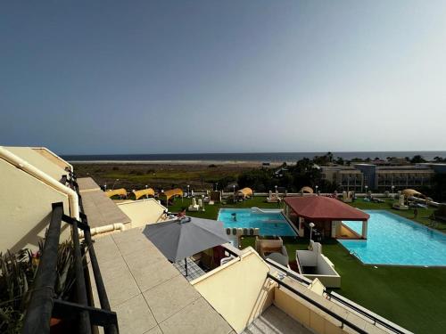een luchtzicht op een resort met een zwembad bij Beach Morro Jable Fuerteventura in Morro del Jable