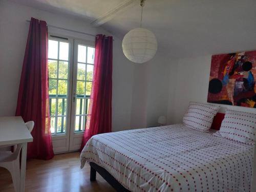 Ένα ή περισσότερα κρεβάτια σε δωμάτιο στο Maison paradisiaque au Pays Basques