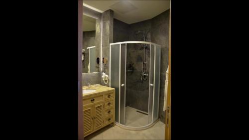 een badkamer met een douche en een wastafel bij Shirvanshah Hotel in Baku