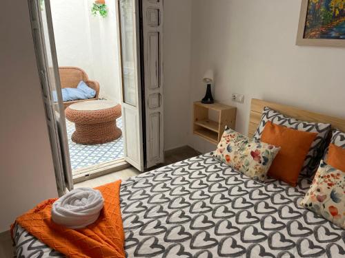 a bedroom with a bed and a door to a patio at Alzira bonita Apartamento B con patio, la Casella in Alzira