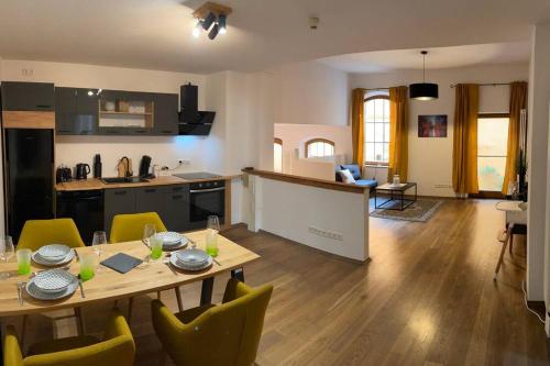 a kitchen and living room with a table and chairs at Altstadt-Traum mit Fahrradstellplatz in Wasserburg am Inn