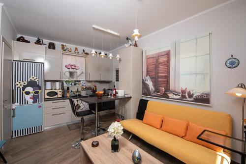 a living room with a couch and a kitchen at VILLA FELICETTA PICOLA in Lazaráta