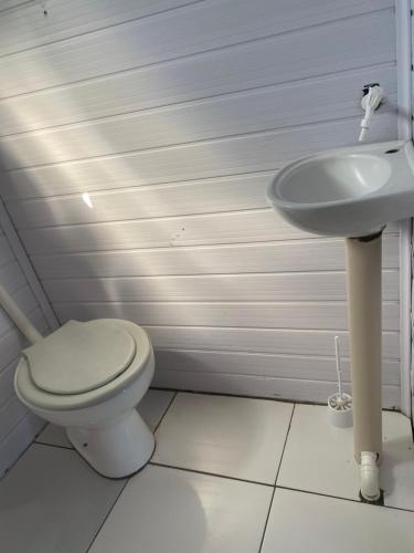 een badkamer met een toilet en een wastafel bij Cabanas Route 66 in Santa Vitória do Palmar