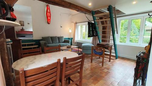 un salon avec une table et un canapé dans l'établissement Le Grand Barrois, à Crécy-la-Chapelle