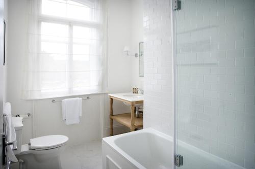 uma casa de banho branca com um WC e um lavatório em Rooms by Bistrot Pierre at The Crescent Inn em Ilkley