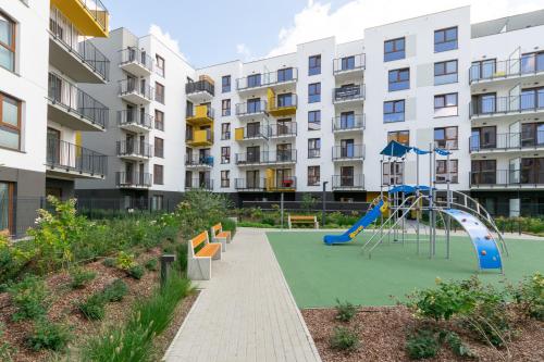 un parque infantil frente a un edificio de apartamentos en Platinum Apartments en Varsovia