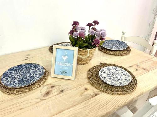 a table with blue and white plates and a picture at Alzira bonita Loft A junto plaza mayor, la Murta in Alzira
