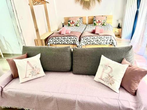 ein Wohnzimmer mit 2 Betten und einem Sofa mit Kissen in der Unterkunft Alzira bonita Loft A junto plaza mayor, la Murta in Alzira