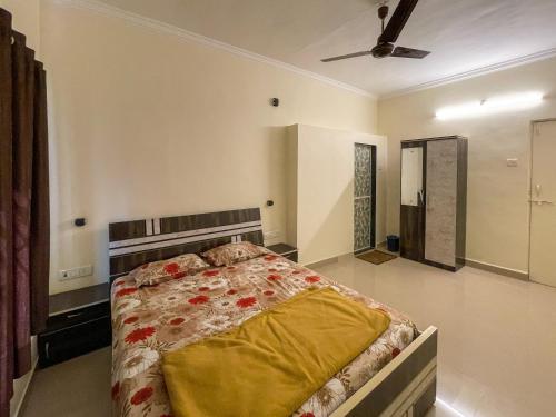 1 dormitorio con 1 cama en una habitación en SRK Villa, en Lonavala