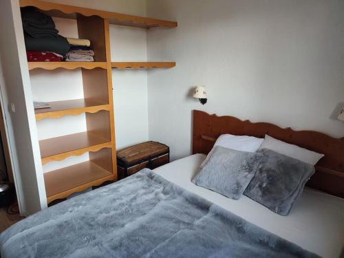 une chambre avec un lit et une étagère dans l'établissement Bel appartement 4 à 6 personnes à 1800, à Puy-Saint-Vincent