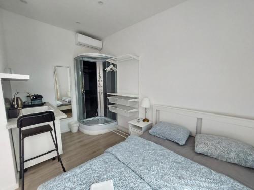 Ένα ή περισσότερα κρεβάτια σε δωμάτιο στο ROSE VALLEY, modern studios & apartments