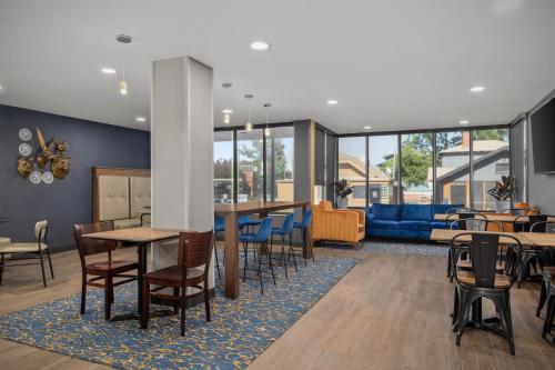 a dining room with tables and chairs at Hotel Westport Kansas City, Tapestry Collection by Hilton in Kansas City