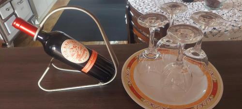 - une bouteille de vin et deux verres sur une table dans l'établissement Casa em Canela RS, à Canela