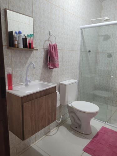 uma casa de banho com um WC, um lavatório e um chuveiro em casa temporada maragogi em Maragogi