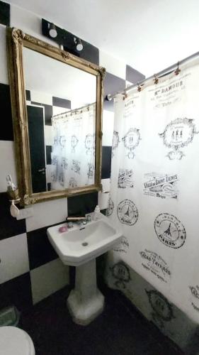 uma casa de banho com um lavatório e um espelho em Belgrano R em Buenos Aires