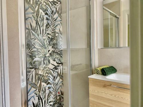 uma casa de banho com um chuveiro e um lavatório. em B&b Niu Susu em Lanusei