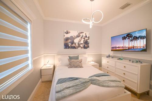 Ένα ή περισσότερα κρεβάτια σε δωμάτιο στο Miami 4BR Retreat Heated Pool, Gazebo & Foosball L02