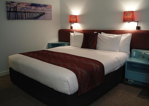 Katil atau katil-katil dalam bilik di SureStay Hotel by Best Western The Clarence on Melville