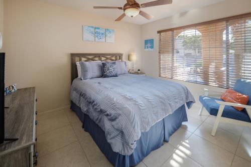 1 dormitorio con 1 cama y ventilador de techo en Glen Eagles Gated Community, en Lake Havasu City