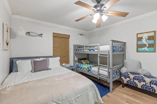 Postel nebo postele na pokoji v ubytování Lakefront retreat, hot tub, pets