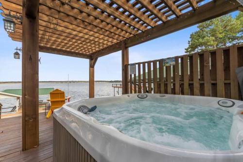 uma banheira de hidromassagem no deque de uma casa em Lakefront retreat, hot tub, pets em Mabank