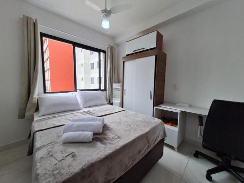 1 dormitorio con 1 cama con 2 toallas en Studio próximo Avenida Paulista, en São Paulo
