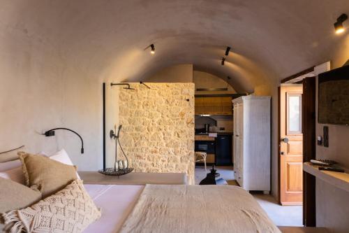 哈爾基的住宿－EliteDIMension Chalki，一间卧室配有一张床,厨房配有冰箱