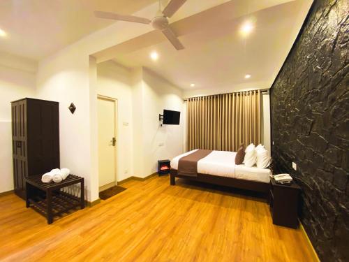 a bedroom with a bed and a ceiling fan at Queens Mount Glen Heights in Nuwara Eliya