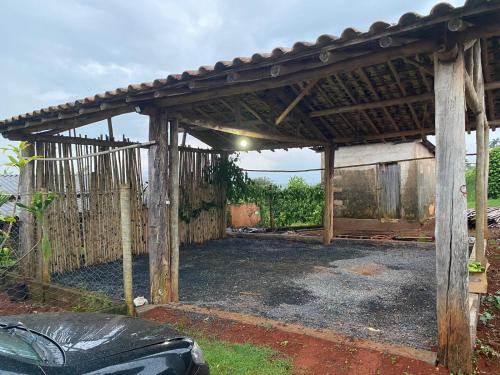 an old wooden pergola in a yard at CAMPING SÃO BENEDITO in São Roque de Minas